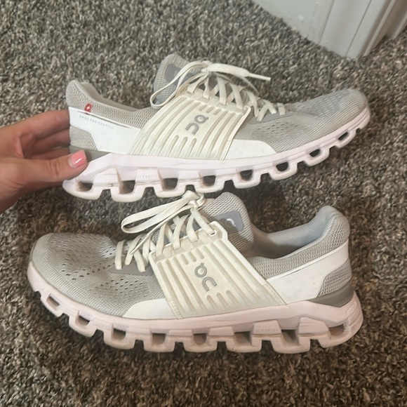On Cloud Tennis shoes - Picture 1 of 3